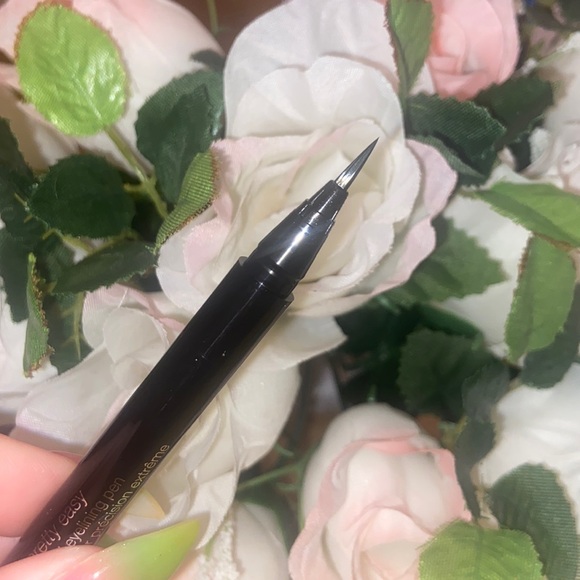 Clinique pretty easy liquid eye lining pen in 01 black🖤 - Picture 3 of 3